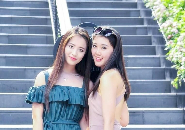 漂亮美 乳 姐 妹花 夜户 外勾 搭路 人啪 啪玩双 飞 拉到帐 篷内轮 着干两 个小 骚 逼全是淫 水